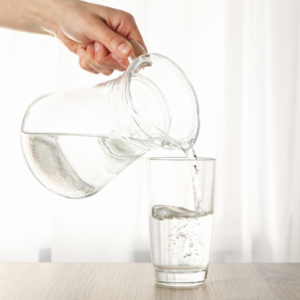 Water drinken tegen opgeblazen buik